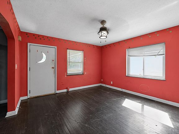 3rd image of 1323 Woodland Ave
