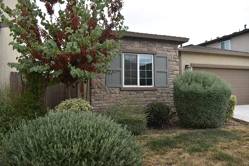 4 bed, 2.0 bath, 1797 sqft, $2,200 — Photo 3