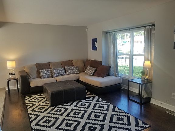 2nd image of 700 SE Redwood Ln