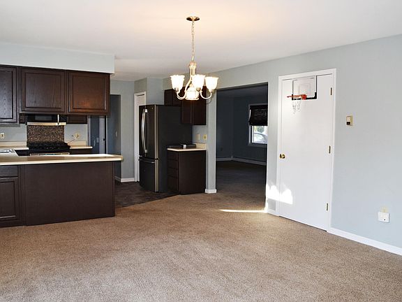 5th image of 702 Diana St