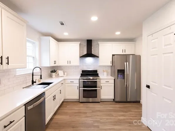 1009 Glen Hollow Dr, Indian Trail, NC 28079