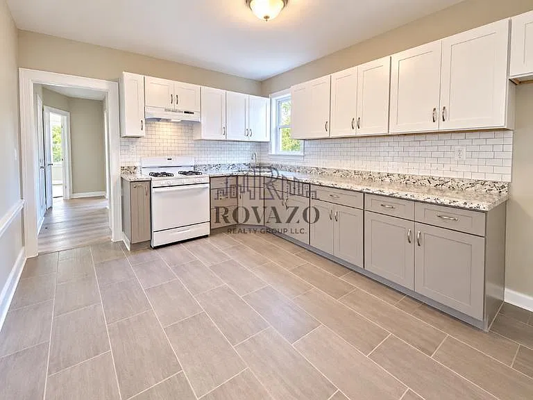 4 bed, 800 sqft, $2,300 — Photo 1