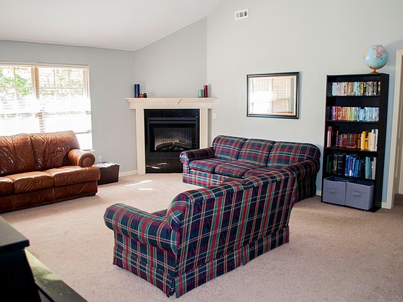 3rd image of 39 Elizabeth Dr