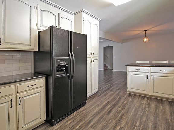 5th image of 202 Applewood Dr