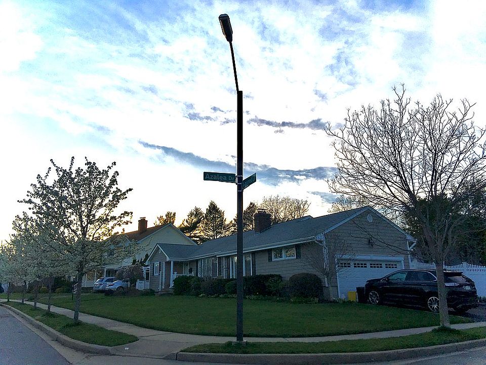 2nd image of 10 Laurel Ln