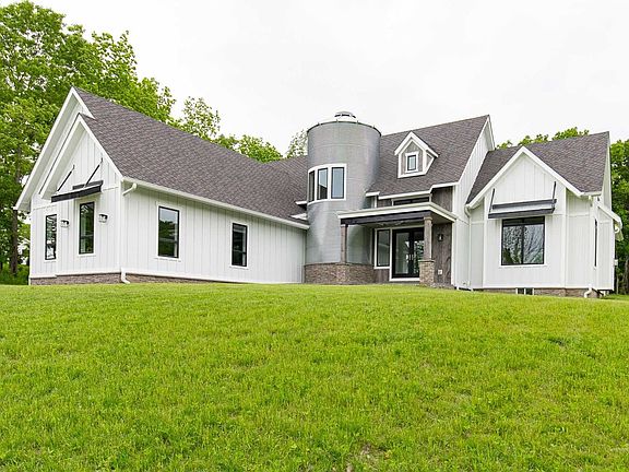 2nd image of 49 Delfina Dr
