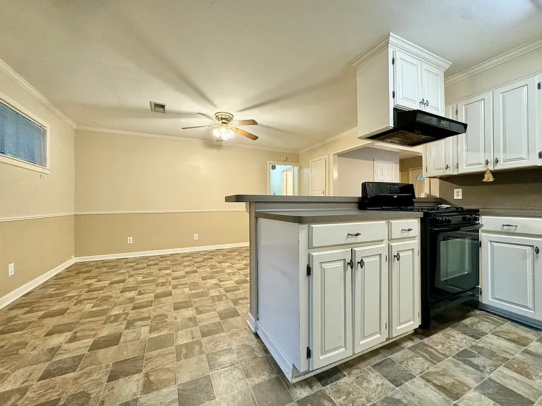 604 Enfield Dr — Photo 7