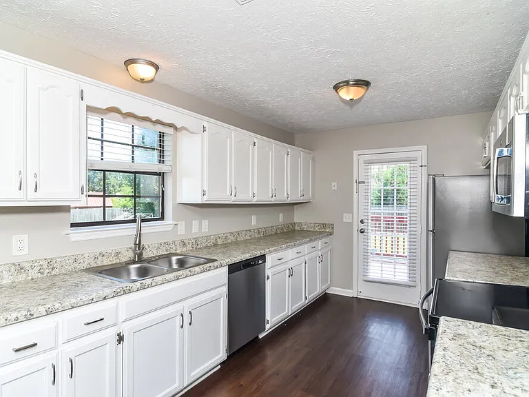 312 Pine Ridge Ln — Photo 8