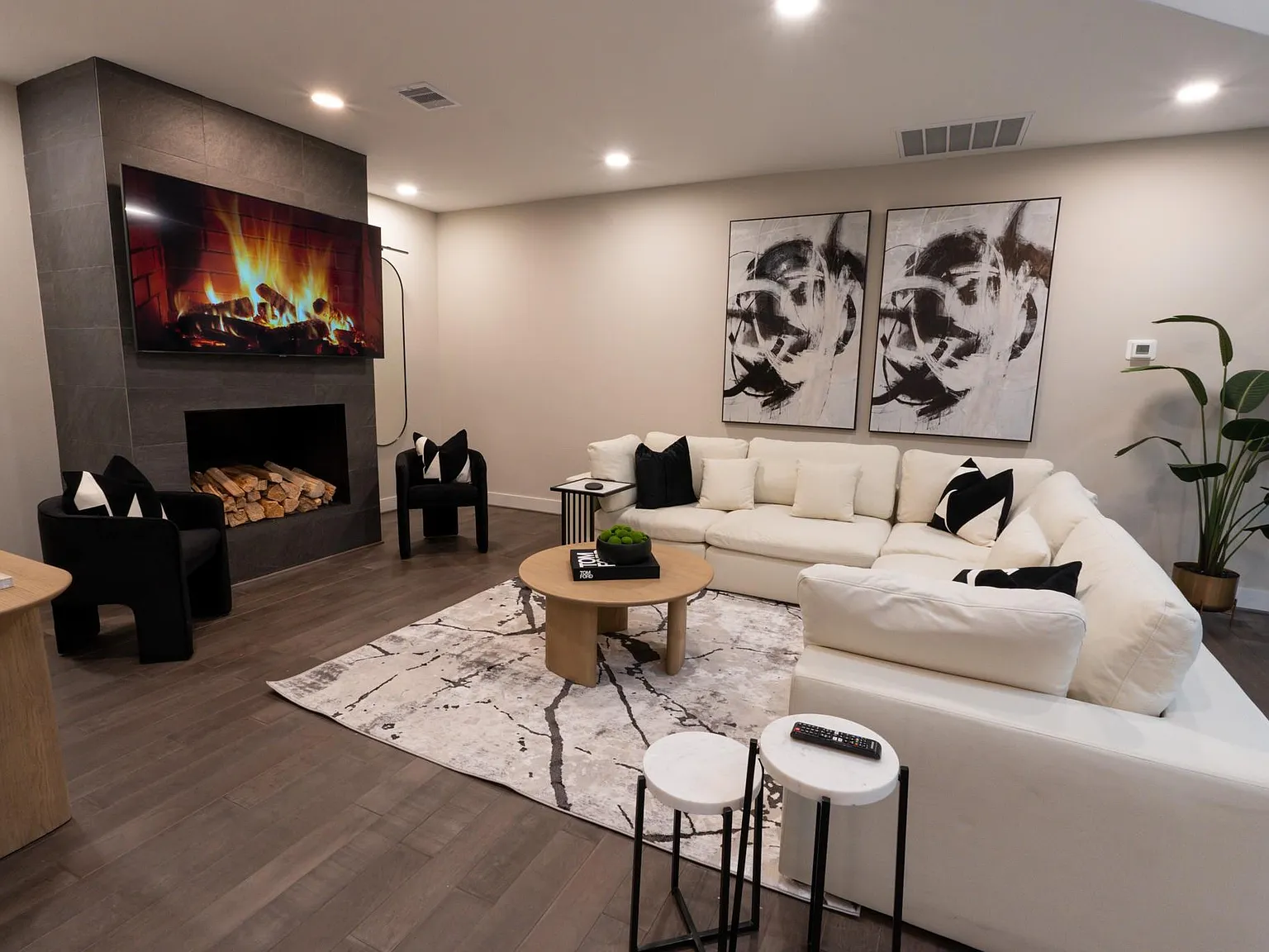 3 bed, 2.0 bath, 2056 sqft, $5,650 — Photo 4