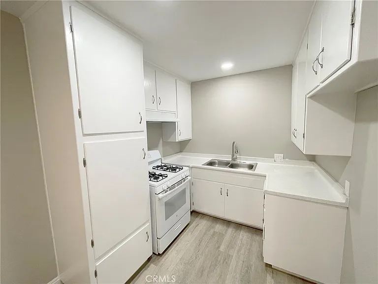 919 E Acacia Ave #Q — Photo 5