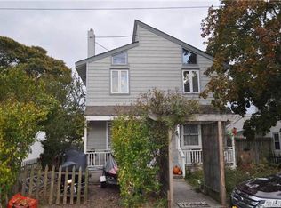 121 Woodycrest Dr, Farmingville, NY 11738
