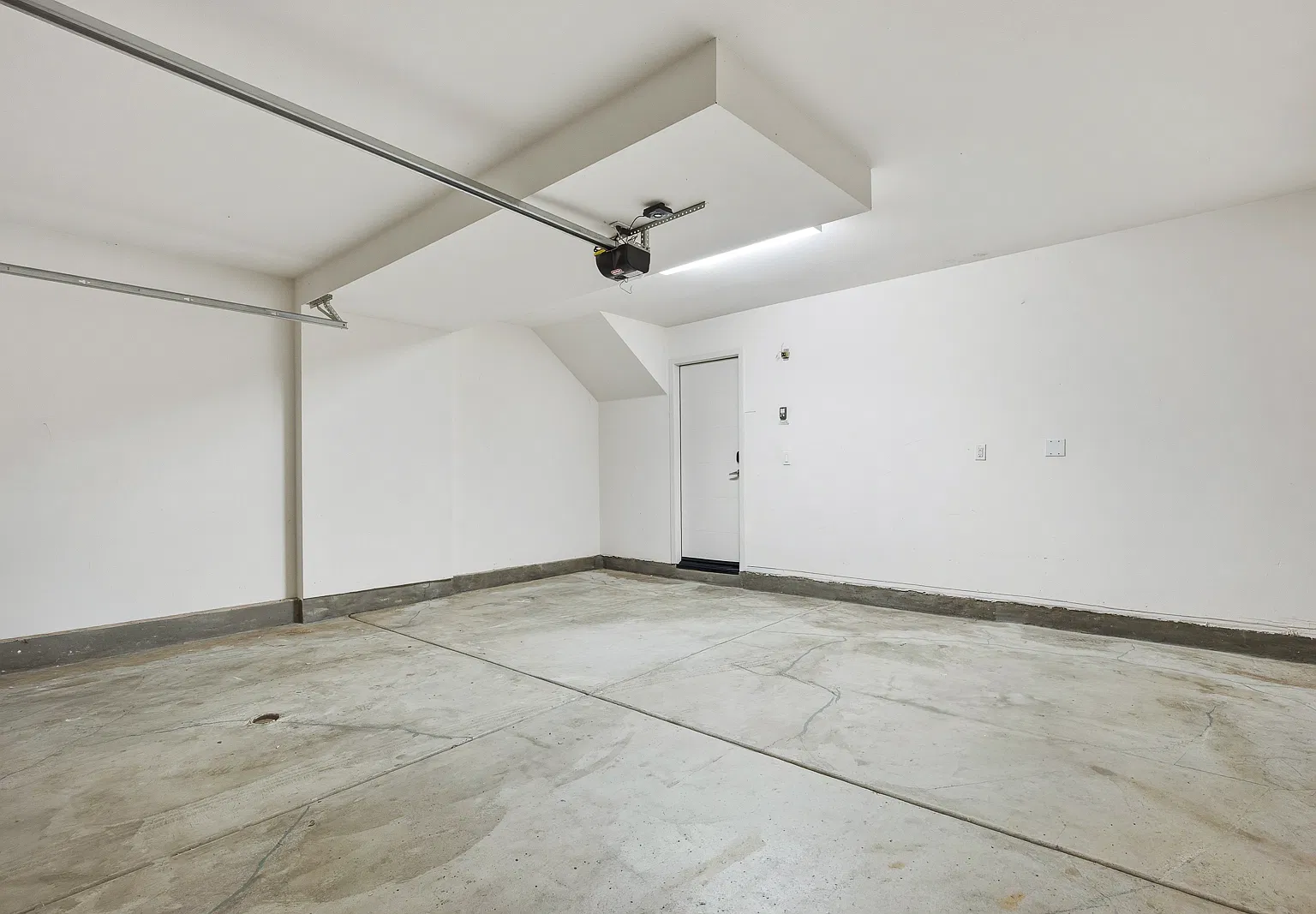 3 bed, 1556 sqft, $4,995 — Photo 3