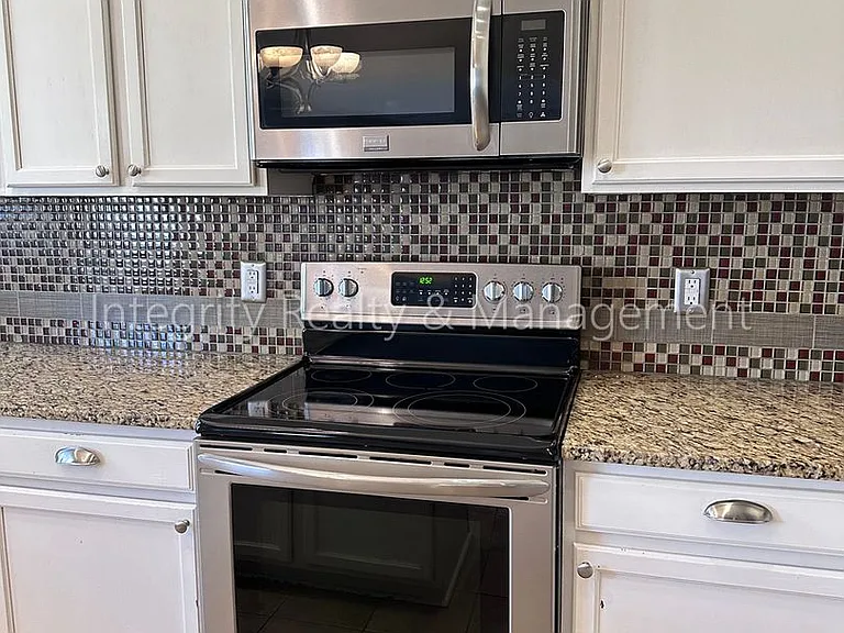 1041 Laurenwood Ln — Photo 14