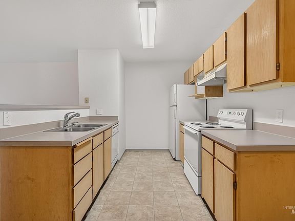 4th image of 131 Baker St APT 103