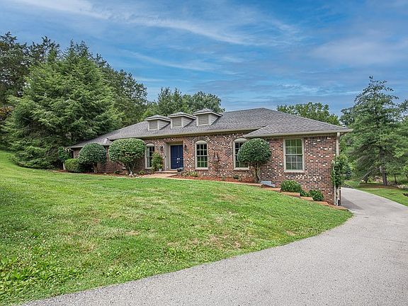2nd image of 2215 Castlewood Dr