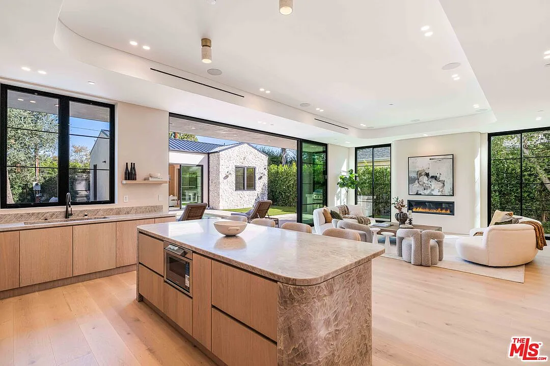 6 bed, 6.5 bath, 4769 sqft, $26,000 — Photo 4