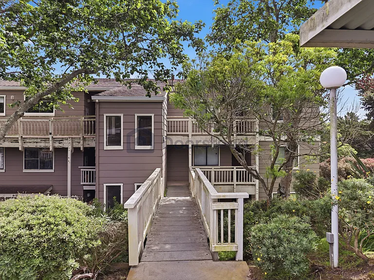 2011 Pine Ct — Photo 3