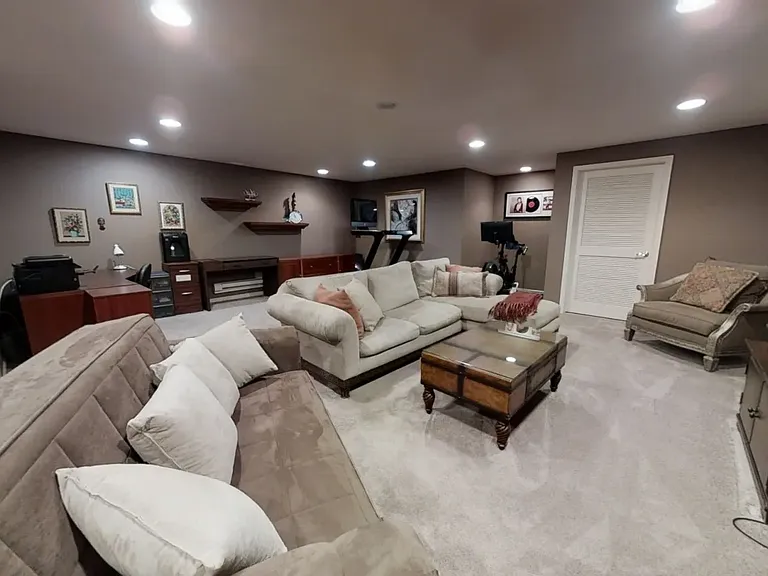 711 Binghampton Ln — Photo 10