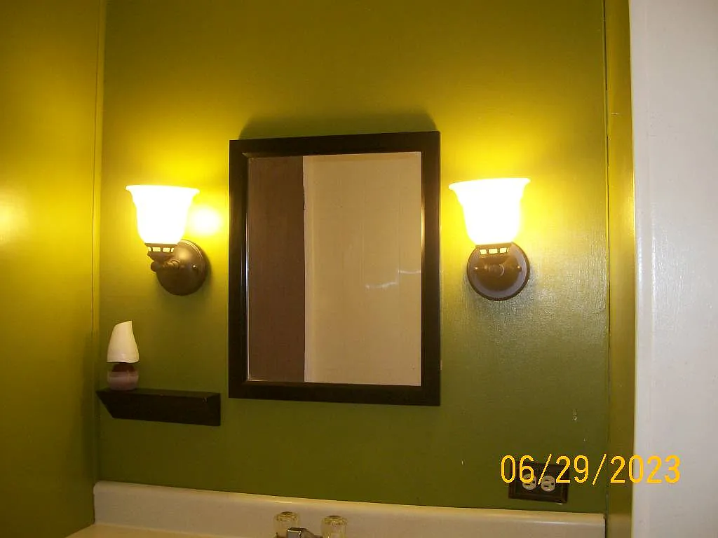 3 bed, $1,985 — Photo 2