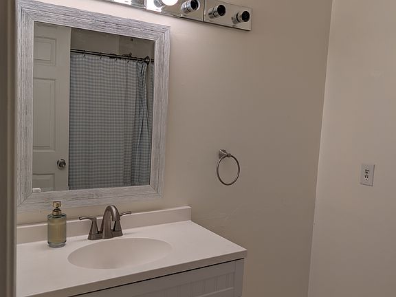 5th image of 565 Quaker Ln APT 127