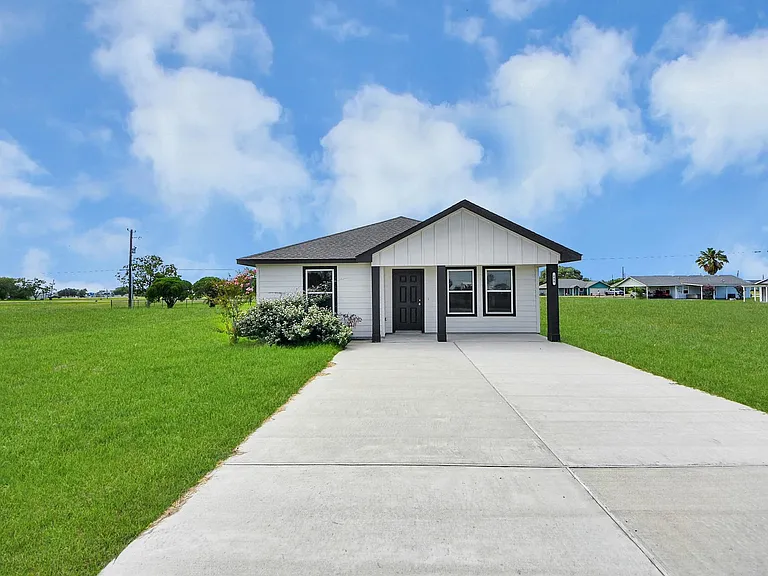 688 Swallow Dr — Photo 5