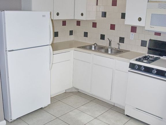 2nd image of 806 E 13th St APT 207