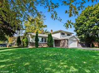 7130 Hawthorne Ave, Woodridge, IL 60517