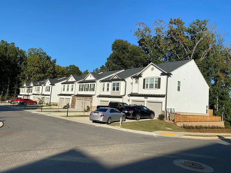 5930 Lyon St — Photo 3