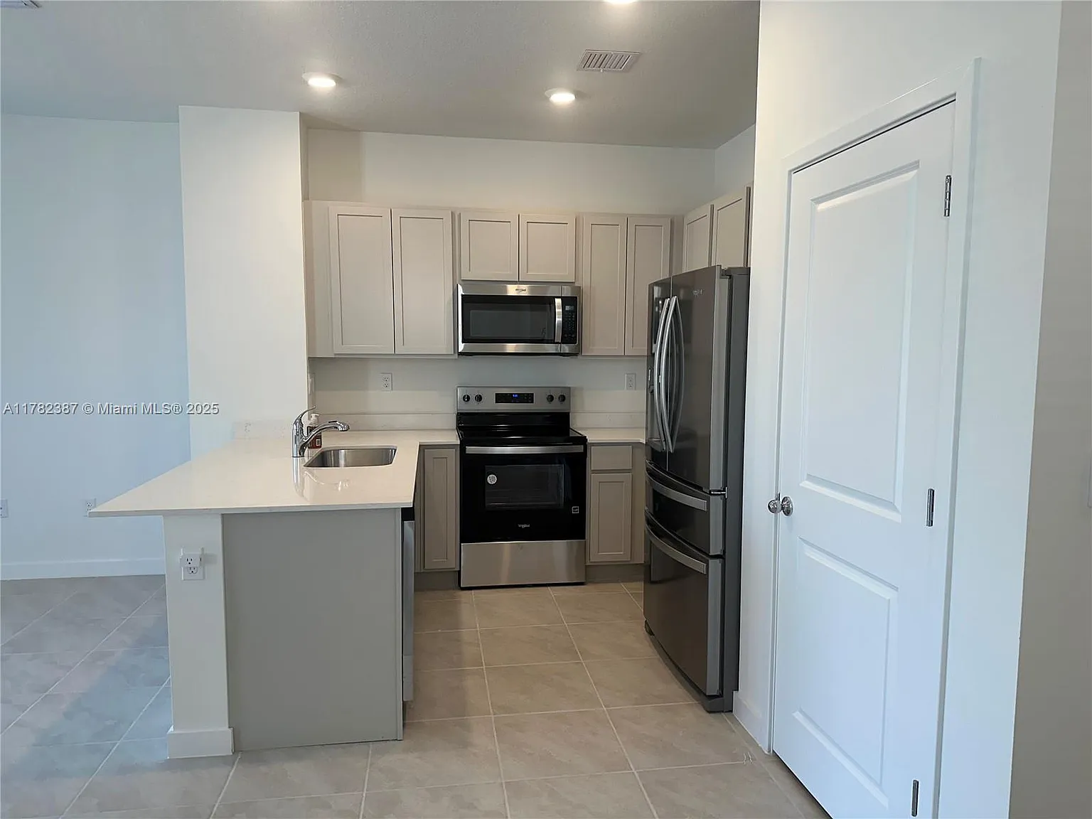 3 bed, 2.5 bath, $2,800 — Photo 3
