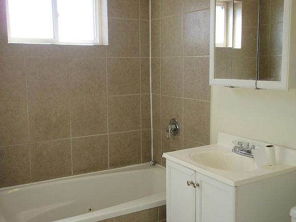 5th image of 6414 N Ridge Blvd APT 1E