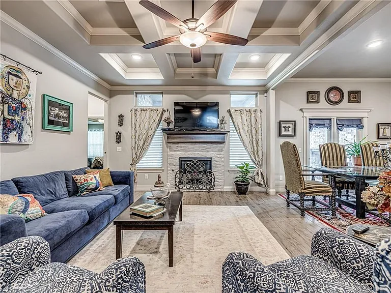 5009 Crater Lake Dr — Photo 4
