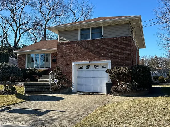 13 Nevin Ter, Massapequa Park, NY 11762