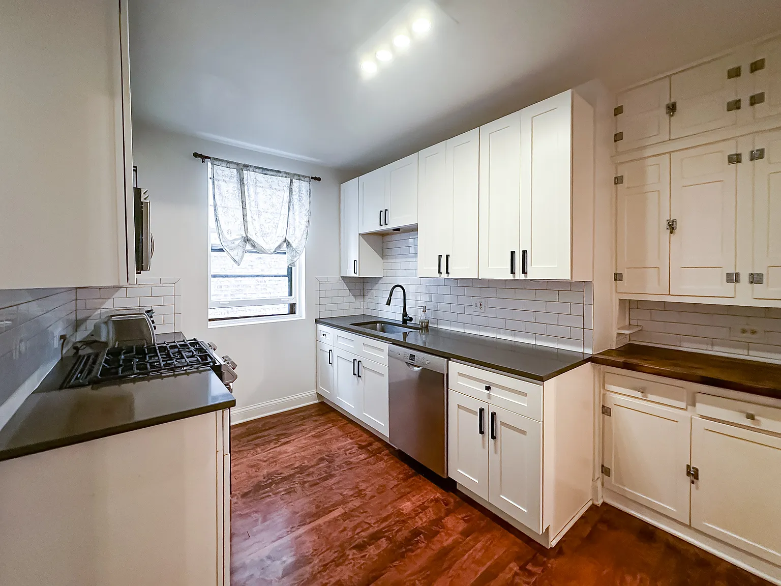 2 bed, 1100 sqft, $2,900 — Photo 2
