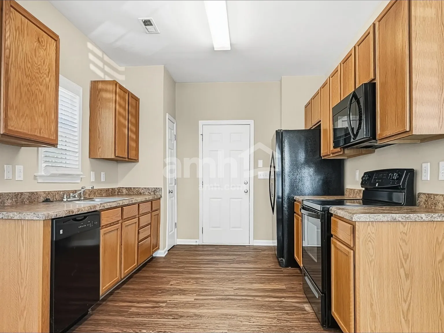 3 bed, 2.5 bath, 1636 sqft, $2,145 — Photo 4
