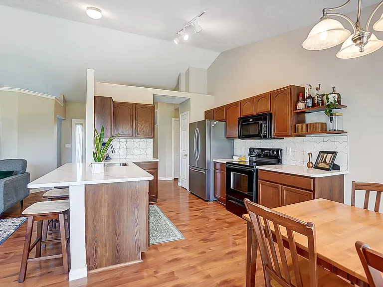 1442 Observatory Dr — Photo 10