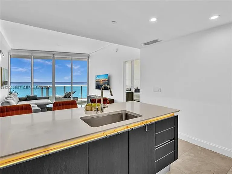 17001 Collins Ave #CU-2106 — Photo 9