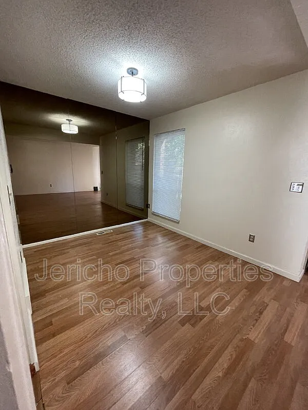 3 bed, 2.0 bath, 1752 sqft, $2,395 — Photo 2