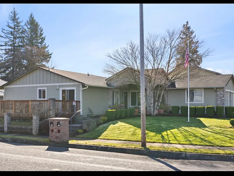 1480 NE Kane Dr — Photo 2