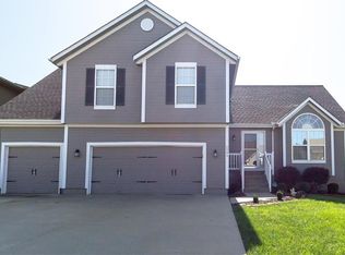 2345 SW Feather Ridge Rd, Lees Summit, MO 64082