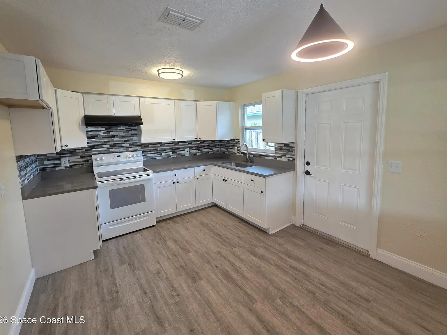 3 bed, 2.0 bath, 972 sqft, $1,995 — Photo 4