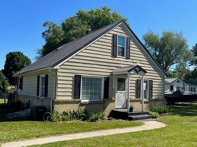 1st image of 23587 Walnut St