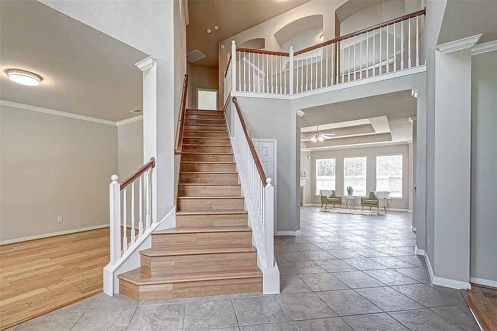 5 bed, 3.5 bath, 3897 sqft, $3,200 — Photo 3