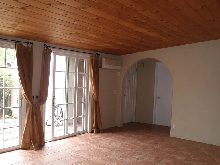 2542 Crescent Ave — Photo 3