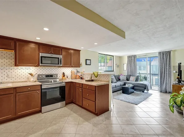 7100 NW 17th St APT 402, Plantation, FL 33313