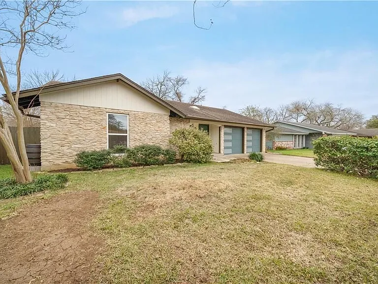 2515 Berkett Dr — Photo 3