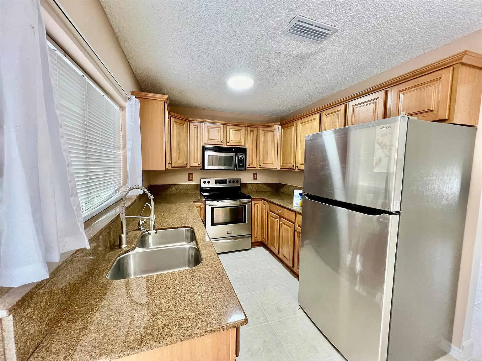 2 bed, 2.5 bath, 910 sqft, $3,000 — Photo 3