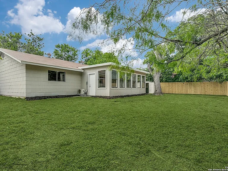 8214 Banbury Dr — Photo 14