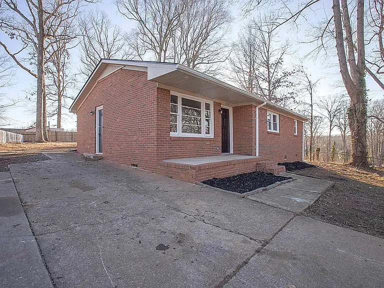 305 Kenmore Dr — Photo 1