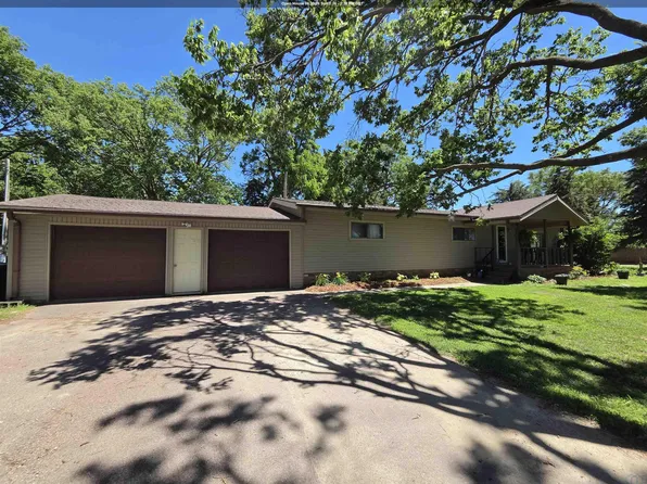 1586 Gateway Dr, South Sioux City, NE 68776