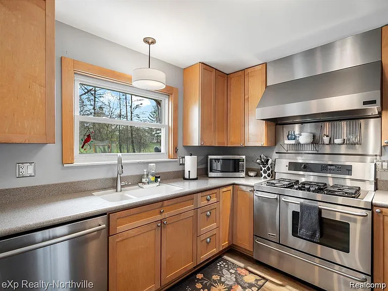 38205 Connaught Dr — Photo 15